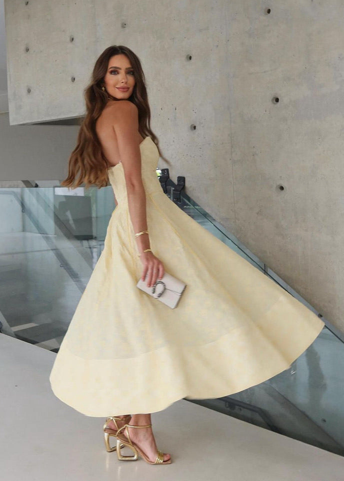 Vestido strapless midi encaje