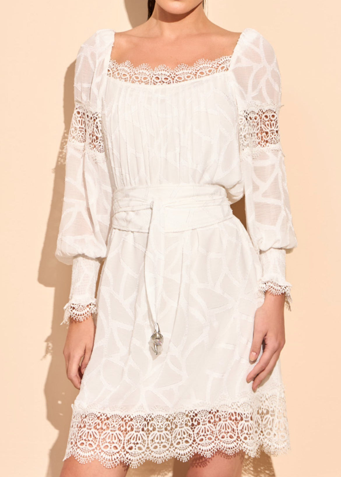 Vestido Corto M/L encaje