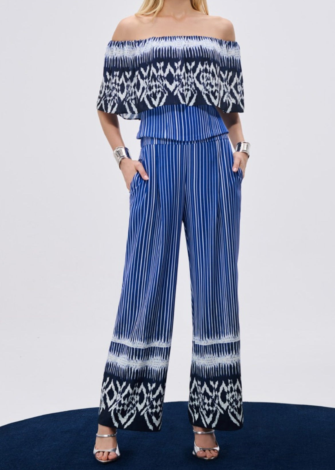 Conjunto camisa off shoulder con pantalón estampado
