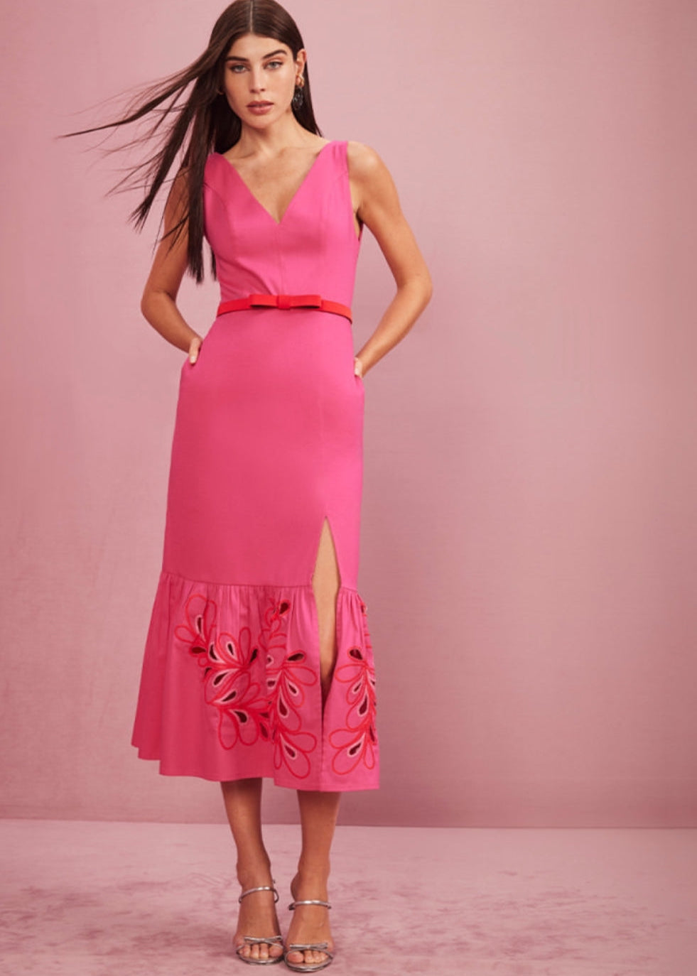 Vestido midi con bordado falda