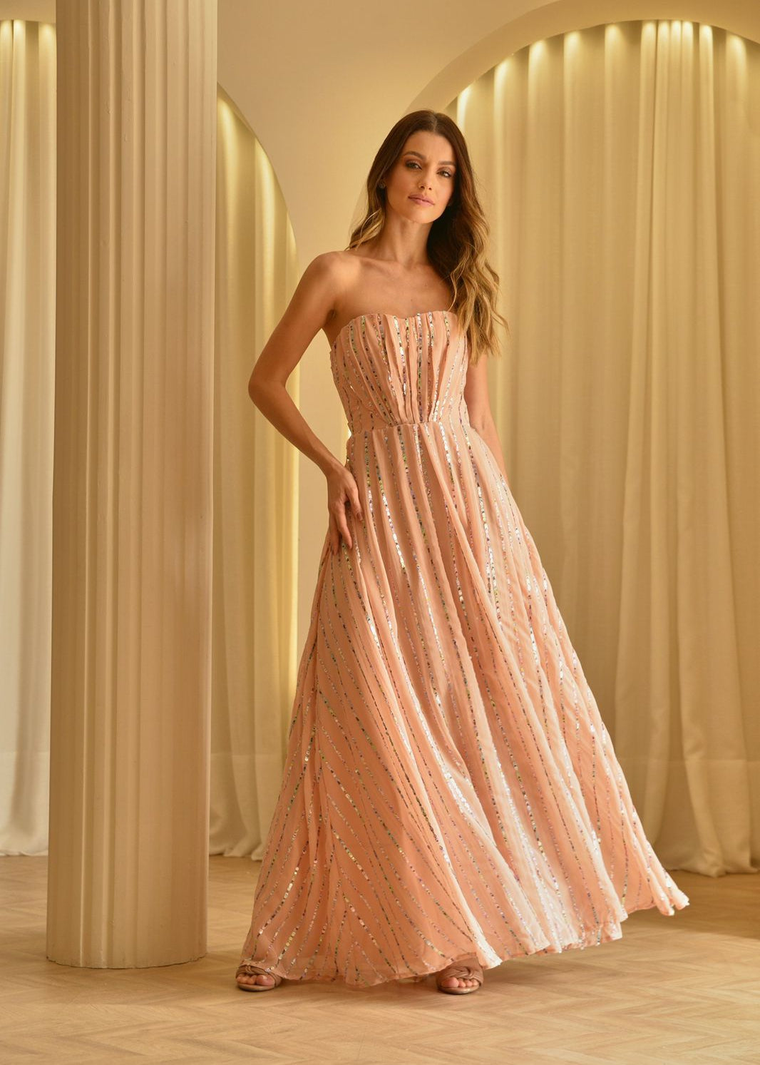 Vestido largo strapless bordado