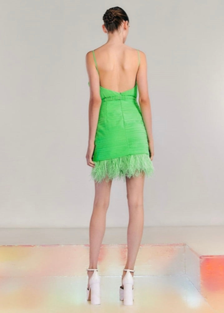 Vestido corto falda drapeada plumas