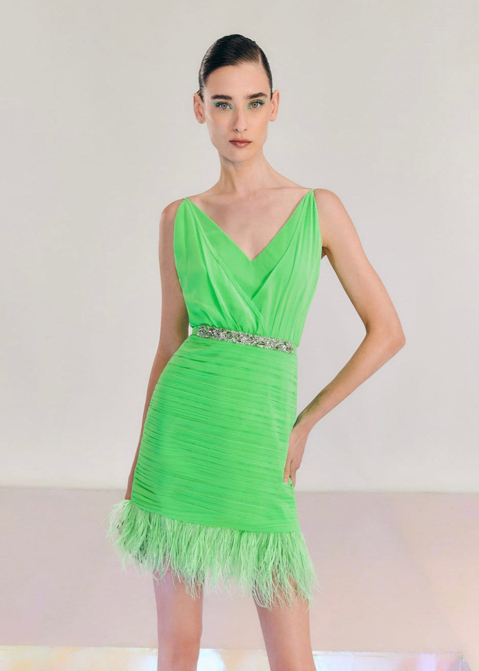 Vestido corto falda drapeada plumas