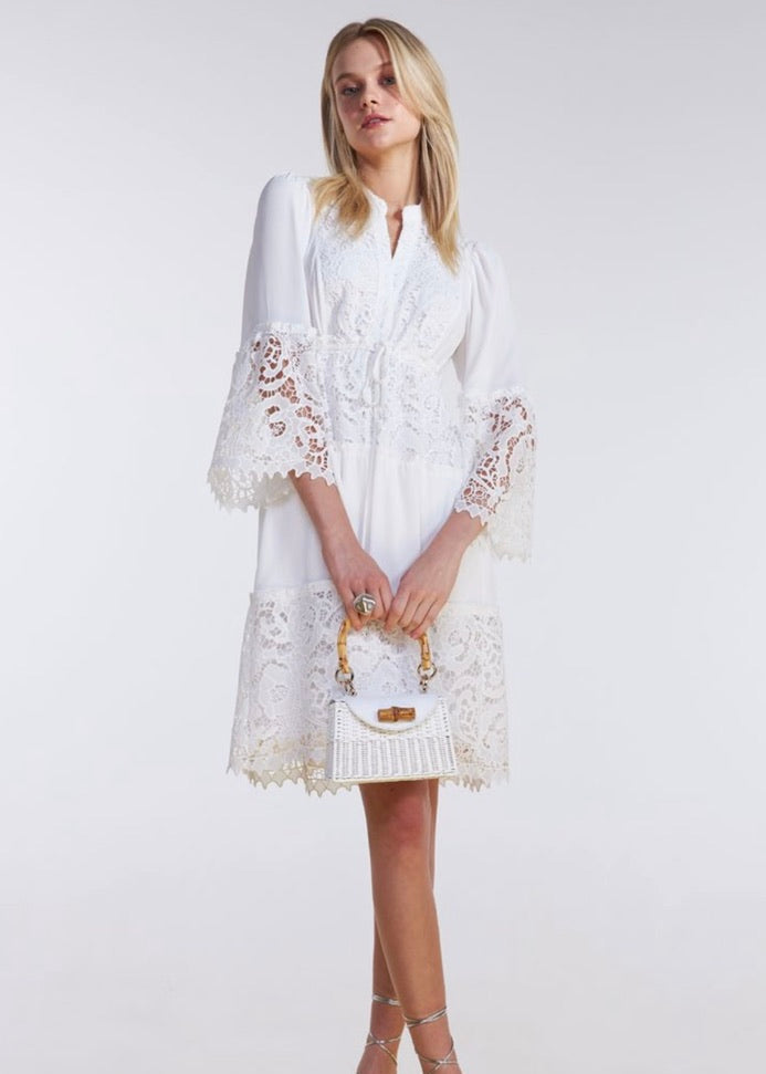 Vestido corto mangas encaje