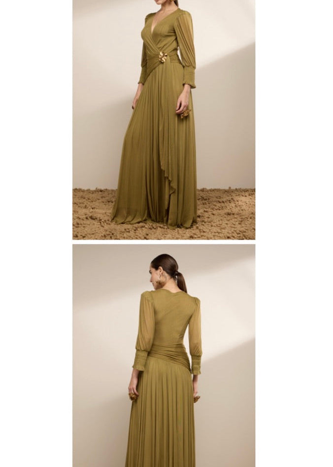 Vestido tulle cuello V con broche