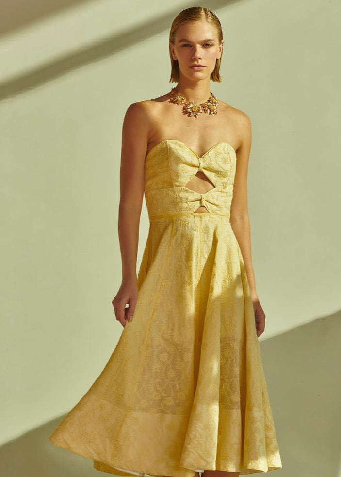 Vestido strapless midi encaje