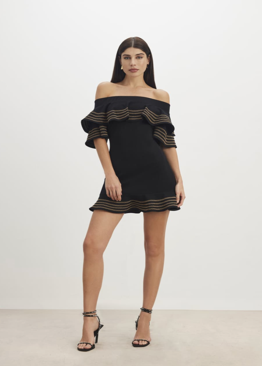 Vestido corto off shoulder volante