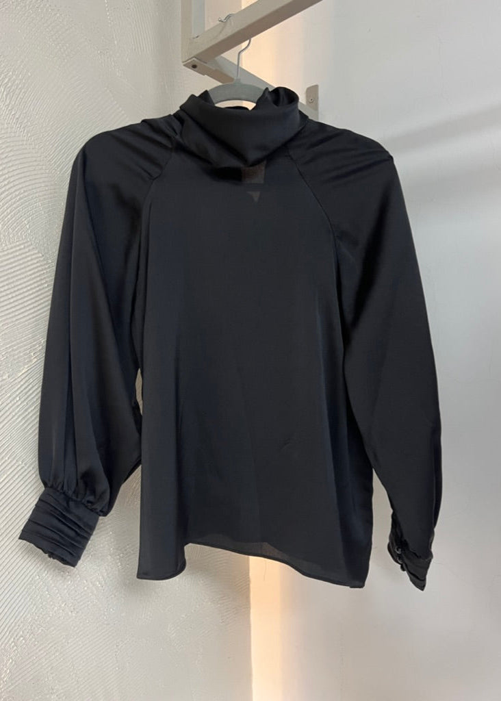 Camisa manga larga satinada con cuello alto