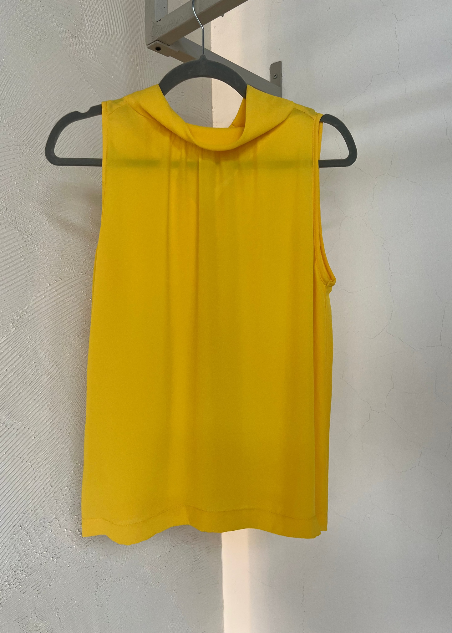 Camisa cuello amarrado sin mangas