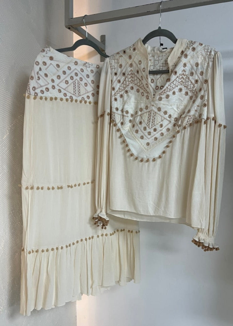 Conjunto camisa y falda pompones