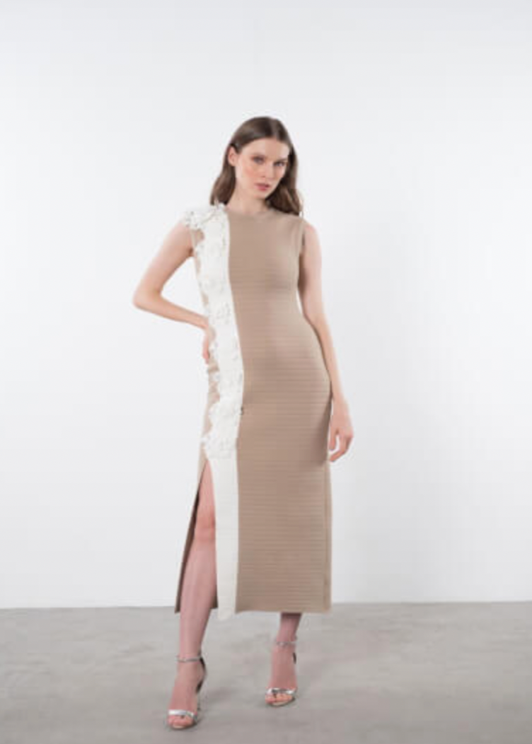 Vestido tricot midi aplique flores