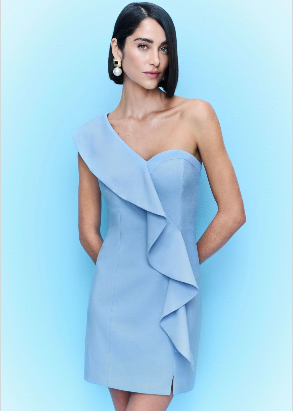 Vestido mini un hombro volante