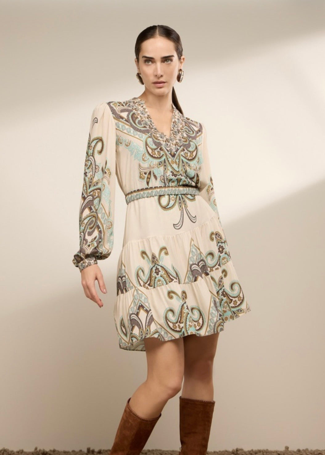 Vestido corto con cinturón estampado