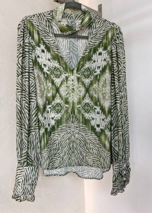 Camisa estampada detalle cuello