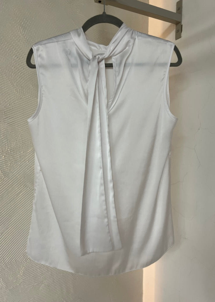 Blusa satinada cuello amarrado