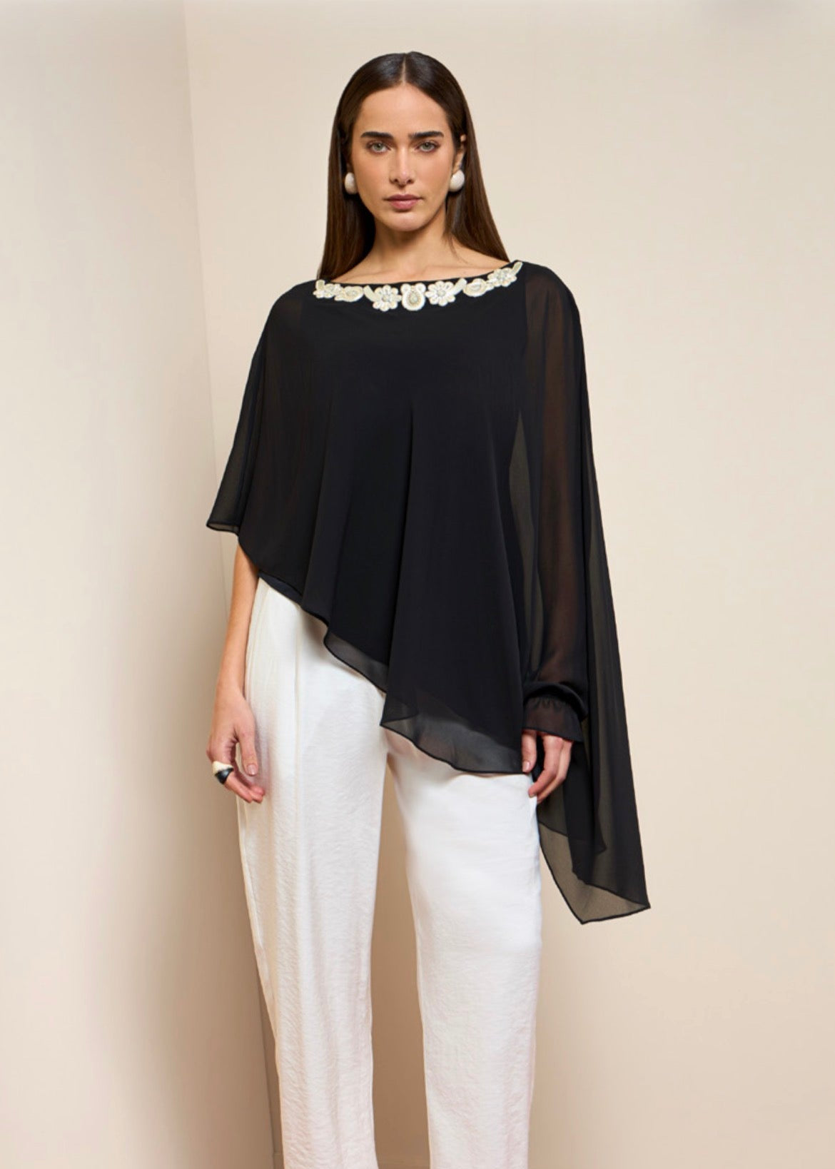 Blusa asimetrica chiffón con aplique