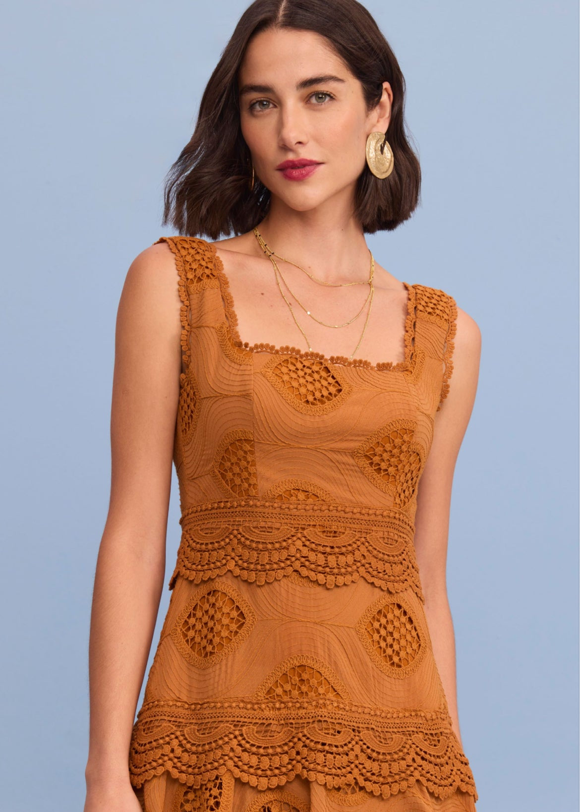 Vestido encaje falda capas volante