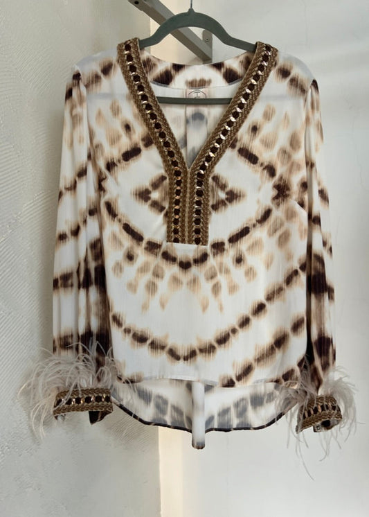 Camisa estampada plumas y piedras