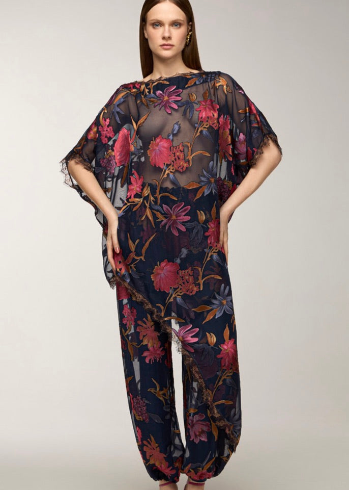 Conjunto blusa renda floral y pant aladín