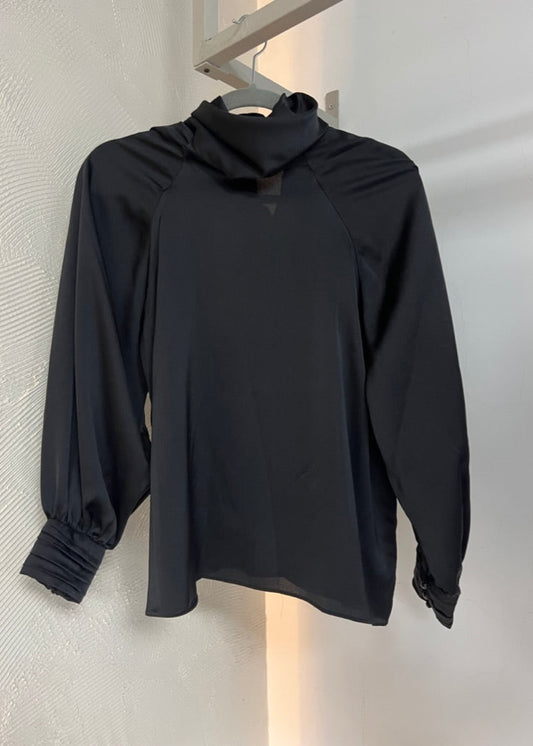 Camisa manga larga satinada con cuello alto