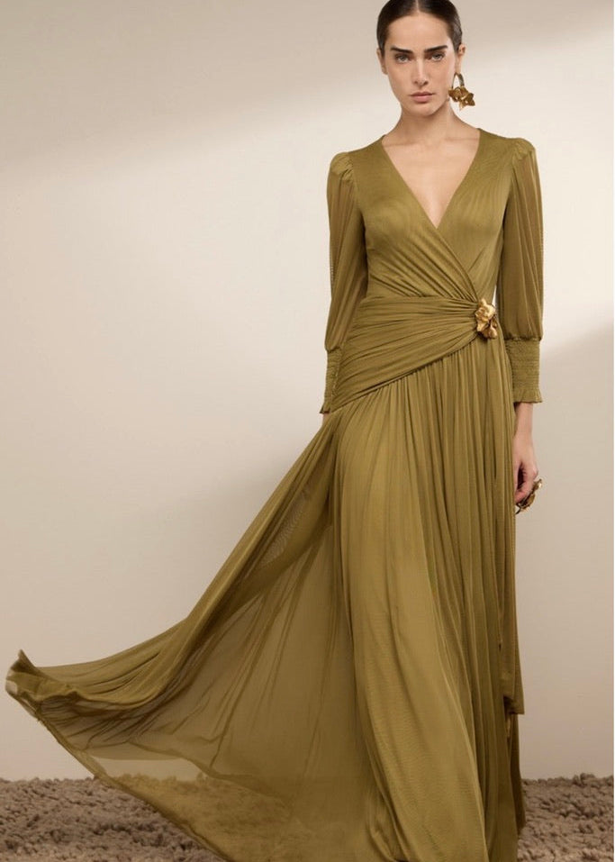 Vestido tulle cuello V con broche