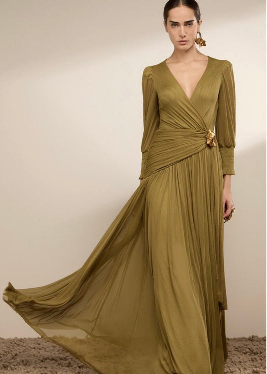 Vestido tulle cuello V con broche
