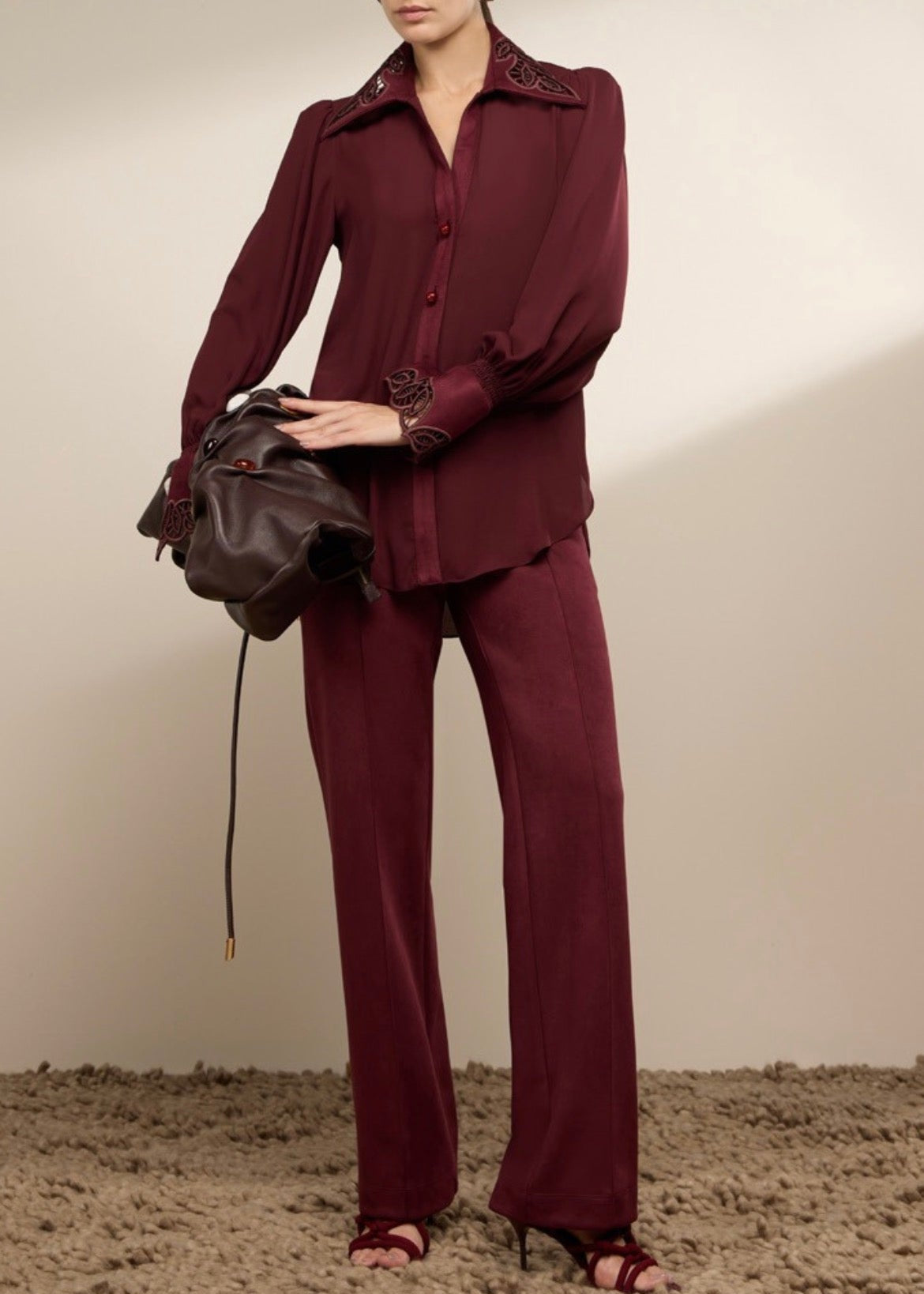 Conjunto camisa apliques encaje y velvet con pantalón