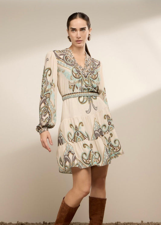 Vestido corto con cinturón estampado