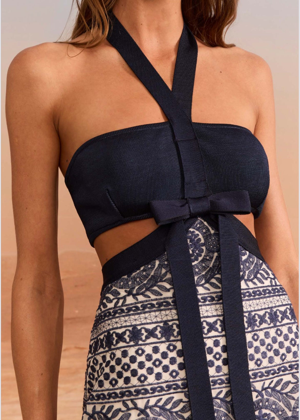 Vestido cutout tricot con falda encaje