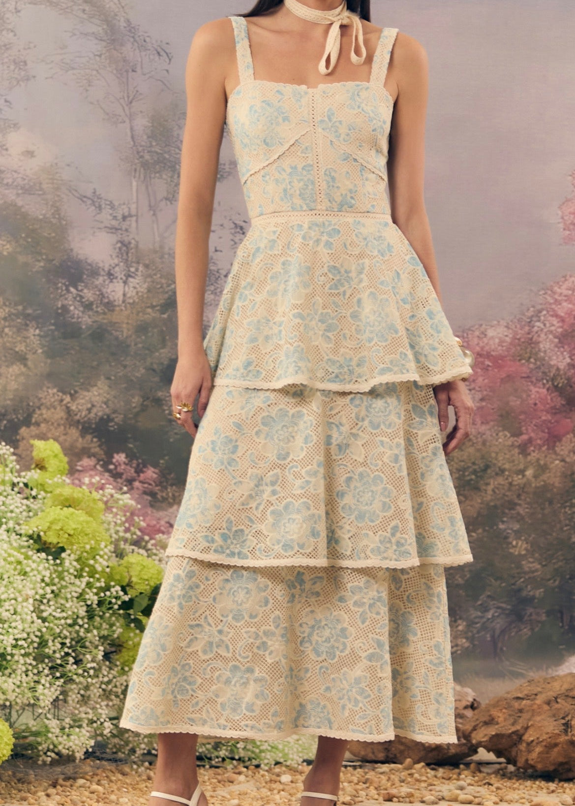 Vestido Lorraine encaje falda capas
