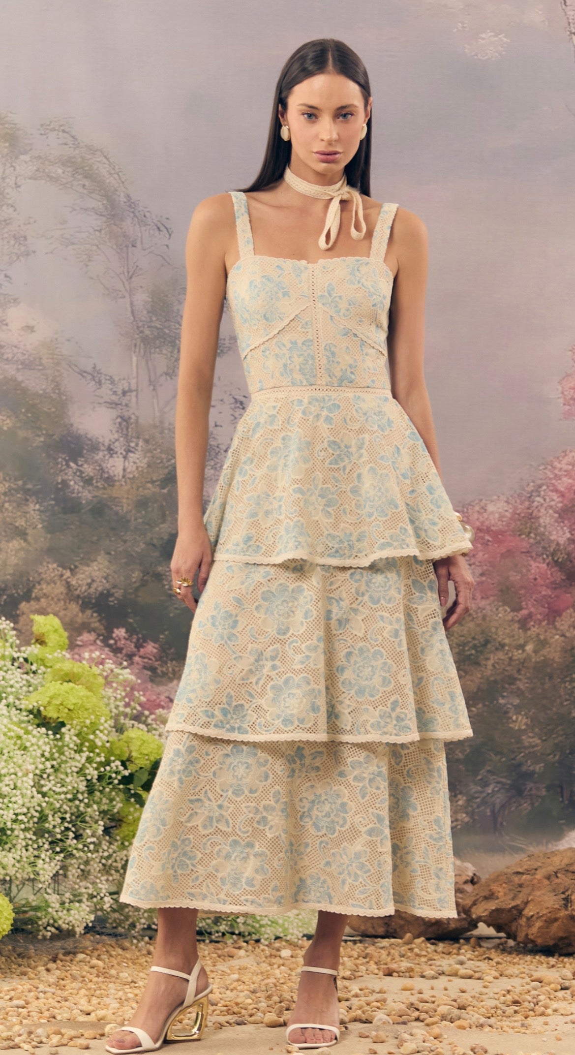 Vestido Lorraine encaje falda capas