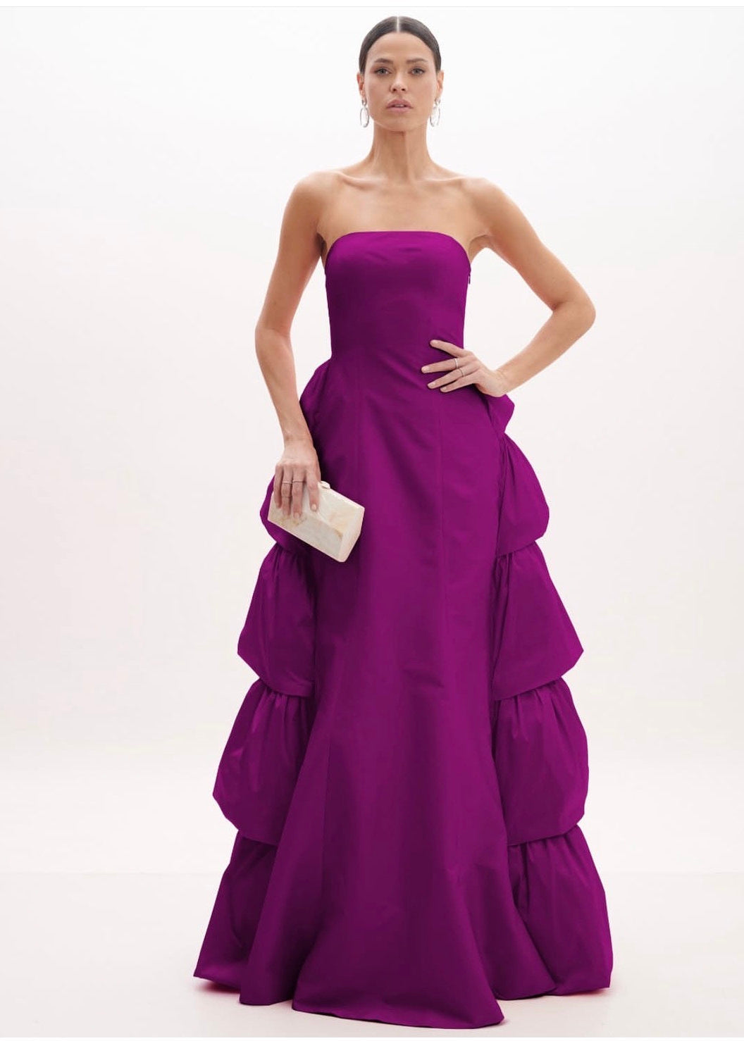 Vestido strapless falda volantes magenta