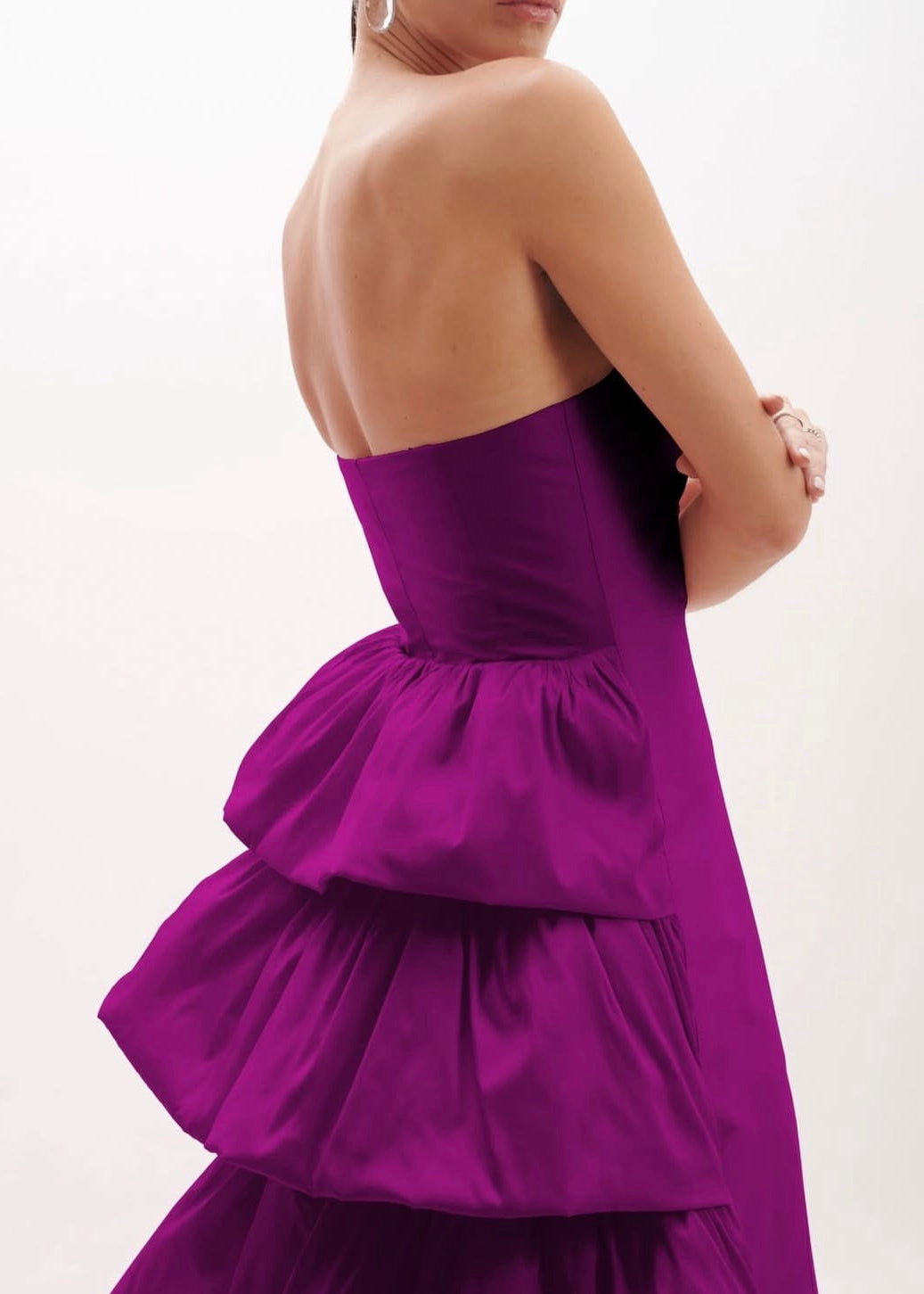 Vestido strapless falda volantes magenta