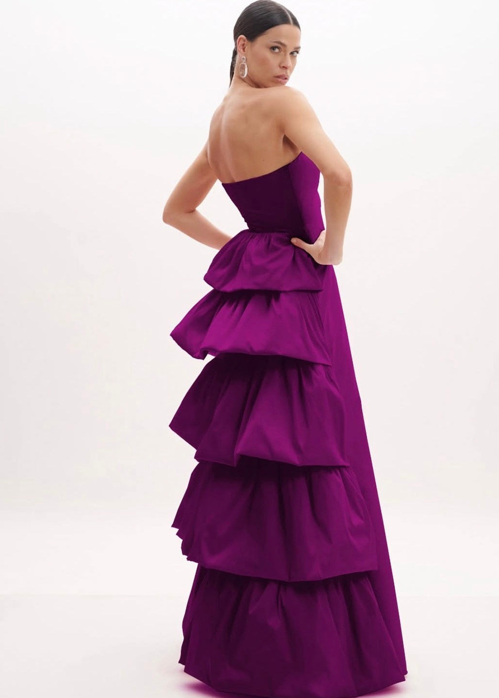 Vestido strapless falda volantes magenta